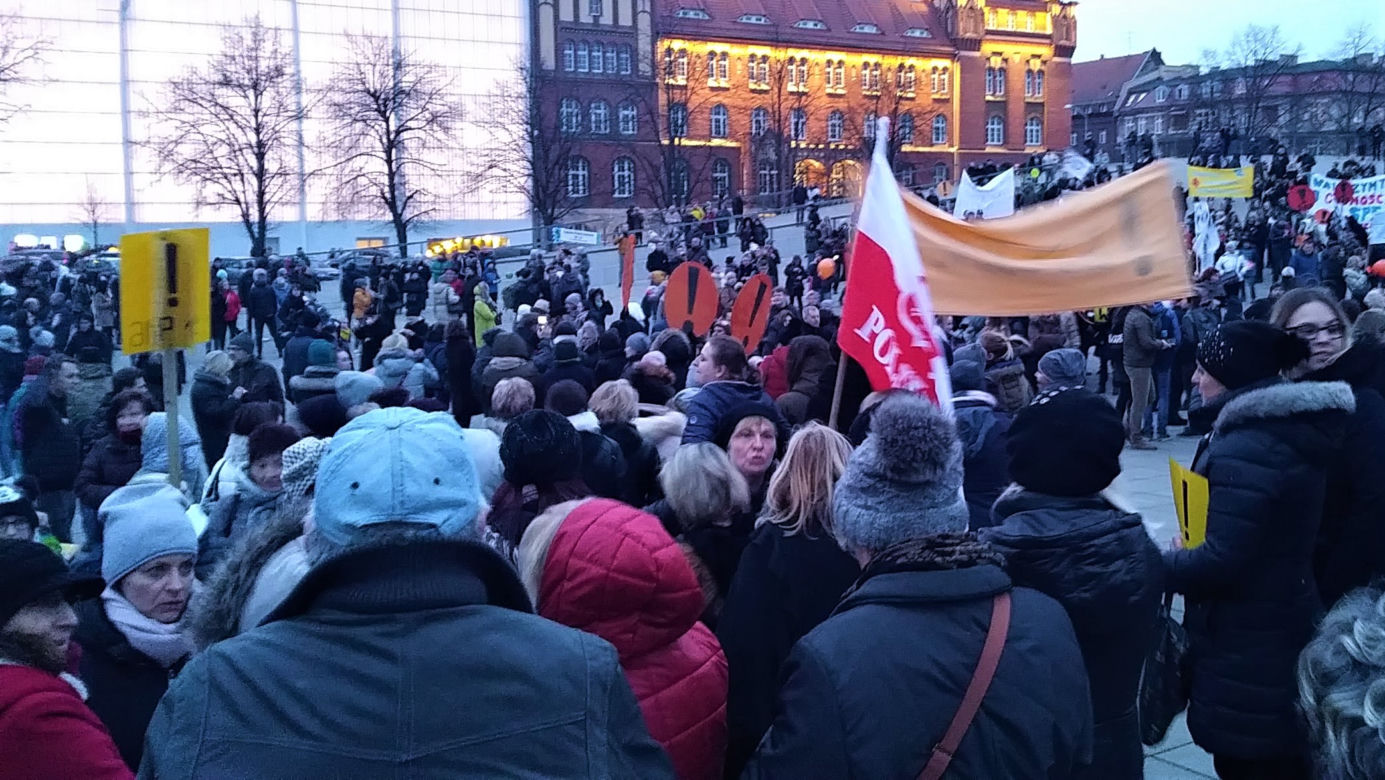 Manifestacja poparcia dla nauczycieli