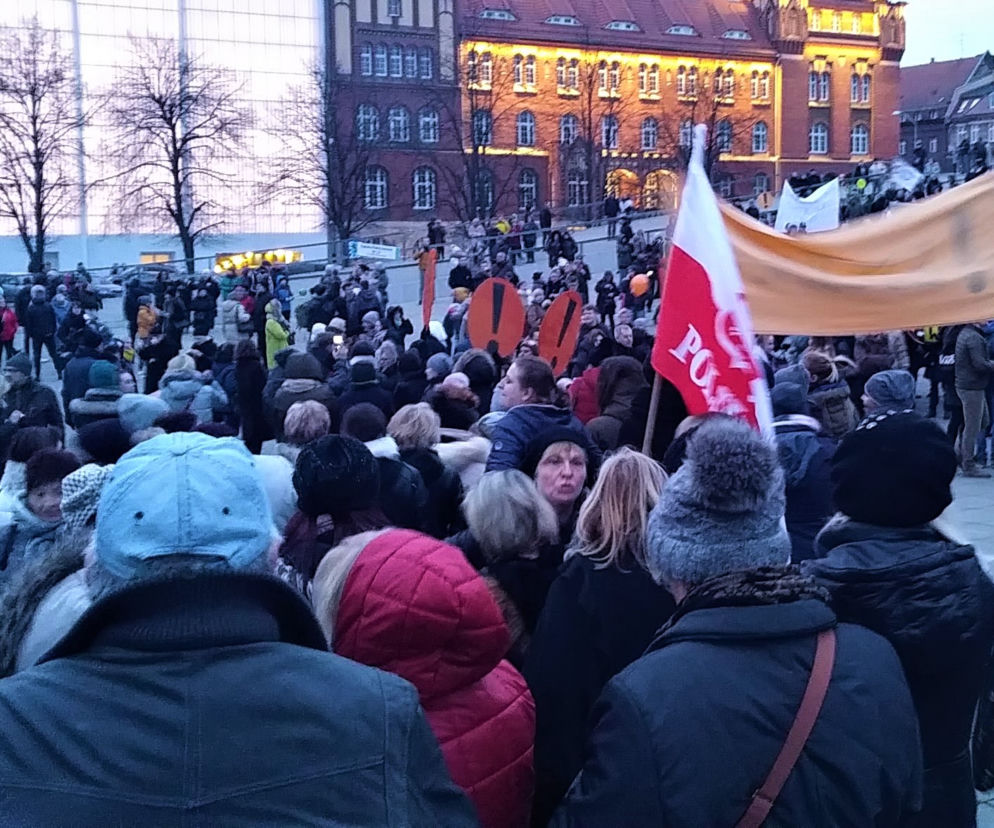 Manifestacja poparcia dla nauczycieli