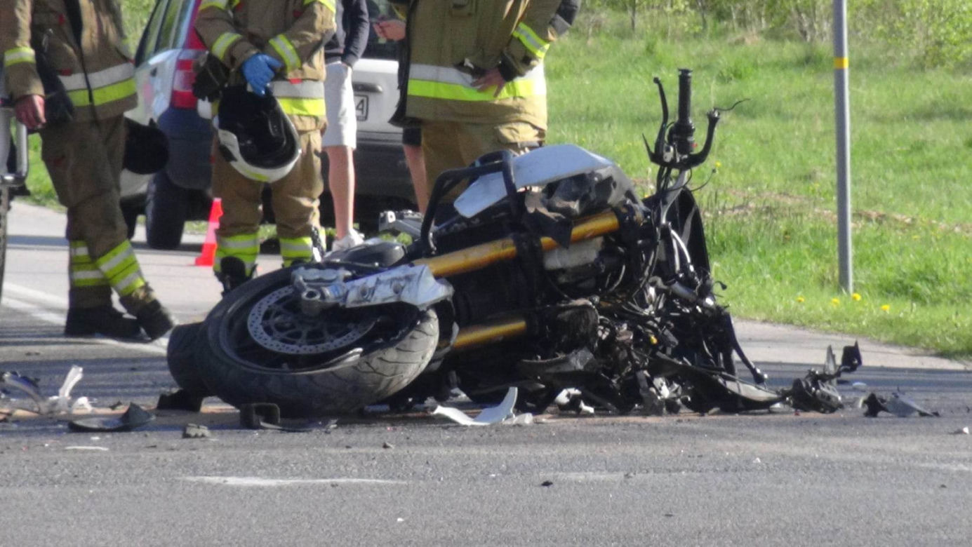 Tragiczny wypadek w Łazach. Motocyklista zderzył się z osobówką. Jedna osoba nie żyje