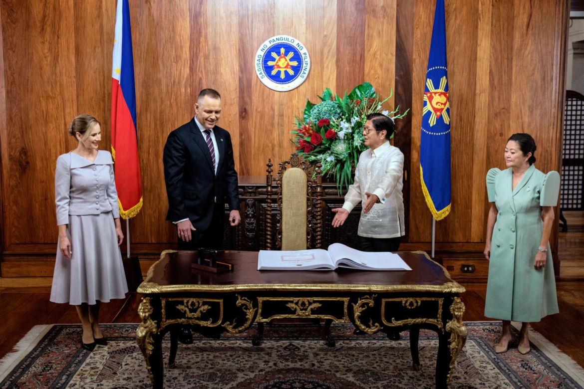 Skromnie i zachwycająco. Marta Nawrocka pokazała klasę na Filipinach