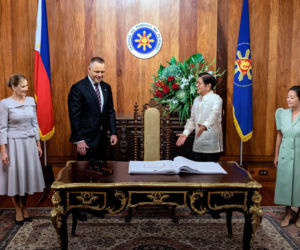 Skromnie i zachwycająco. Marta Nawrocka pokazała klasę na Filipinach