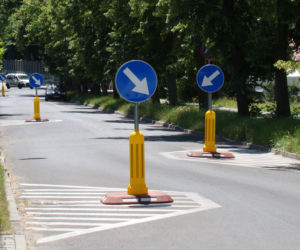 Drogowy absurd? Kierowcy z Tarnowa muszą jeździć slalomem!