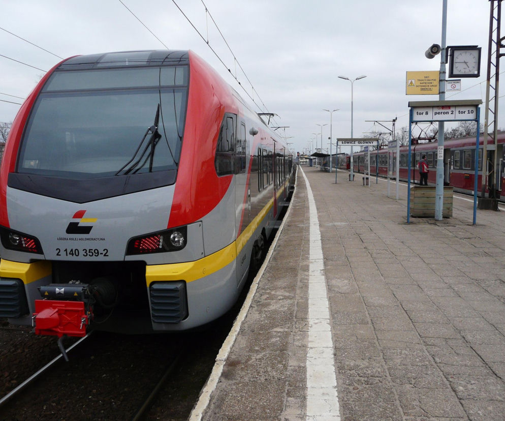 Pociąg Łódzkiej Kolei Aglomeracyjnej na stacji Łowicz Główny. O awariach nowych składów PESA przeczytasz na SE Łódź.