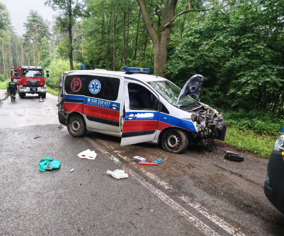 Rozbita karetka na leśnej drodze. W tle wóz strażacki. O wypadku w powiecie starachowickim przeczytasz na Eska Starachowice.