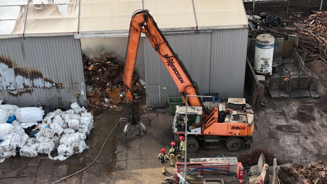Groźny pożar na Targówku. Trwa akcja gaśnicza