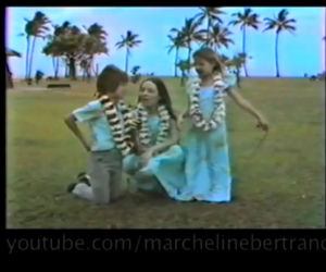 Angelina Jolie z mamą na plaży (1981 r.) 