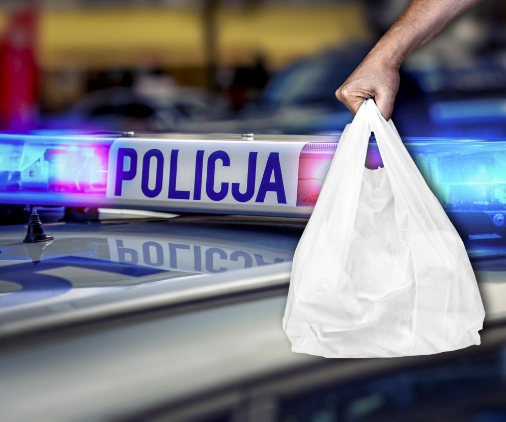 Ręka trzymająca białą foliówkę na tle radiowozu z napisem Policja. O makabrycznym odkryciu przeczytasz na Eska Poznań.