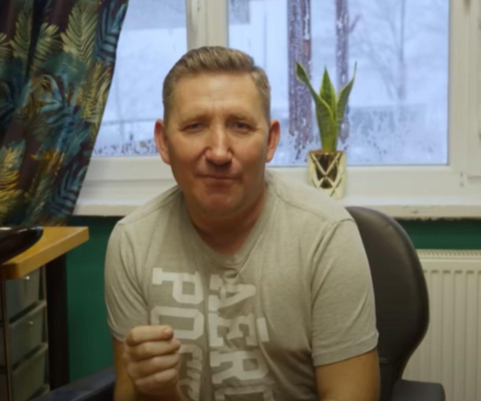 Andrzej z Plutycz na wyciągnięcie ręki! Sprawdź wiek, wykształcenie, dom, YouTube gwiazdy serialu "Rolnicy. Podlasie" [ZDJĘCIA]