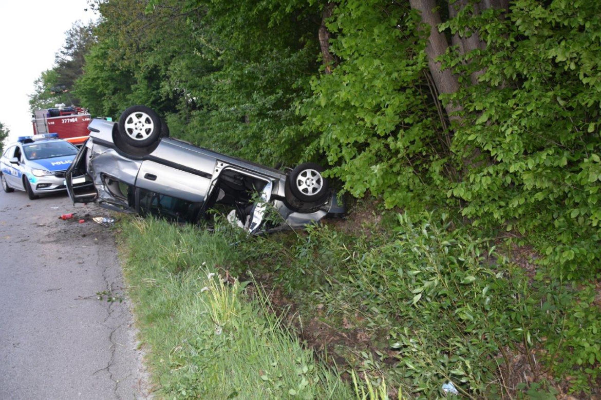 Opel dachował na krętej drodze w Ryglicach. W środku zakleszczony, pijany mężczyzna