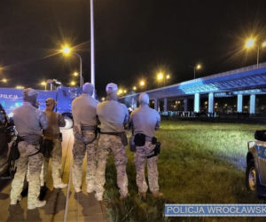 Derby Dolnego Śląska: Kibice zgromadzili się pod stadionem. W kierunku policjantów poleciały race 