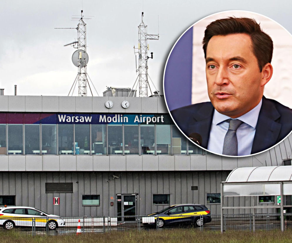 Budynek lotniska Warszawa Modlin. Na miniaturze Adrian Furgalski. O zdalnej wieży kontroli przeczytasz na Eska Warszawa.