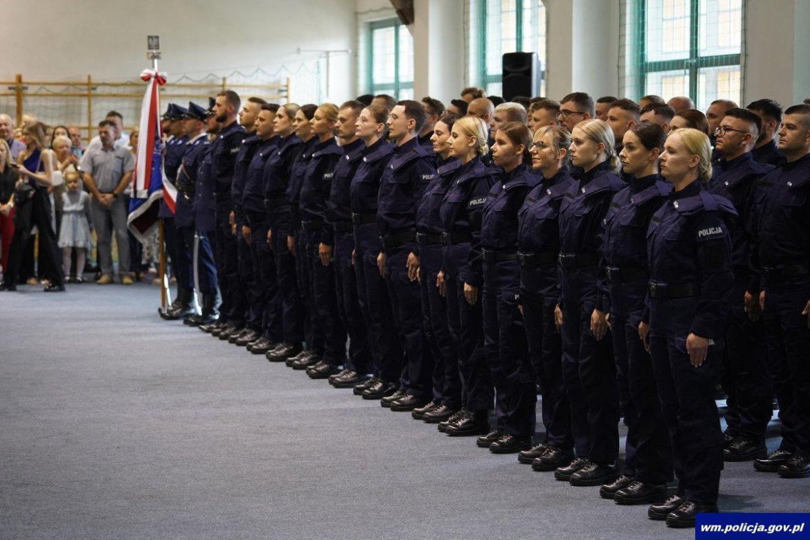 Ślubowanie nowych policjantów w Olsztynie. W szeregi wstąpiło 47 funkcjonariuszy [ZDJĘCIA]