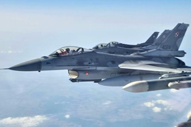 Trzy wojskowe myśliwce F-16 w locie nad chmurami. O nocnych hukach w regionie przeczytasz na Eska Kielce.