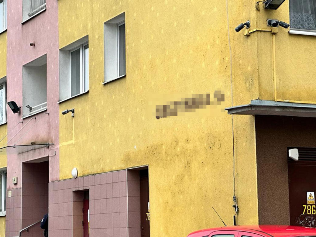 Leżała nieprzytomna przed klatką schodową. Zabrali ją do szpitala, tam zmarła
