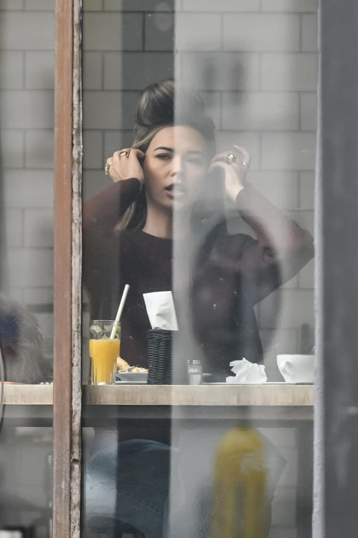Sandra Kubicka w wałku na głowie