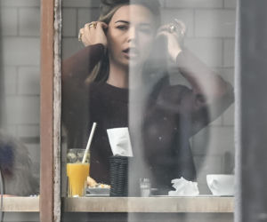 Sandra Kubicka w wałku na głowie
