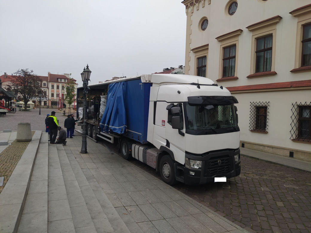 Świąteczna choinka już na rzeszowskim Rynku! Trwa montaż świątecznych ozdób [GALERIA]