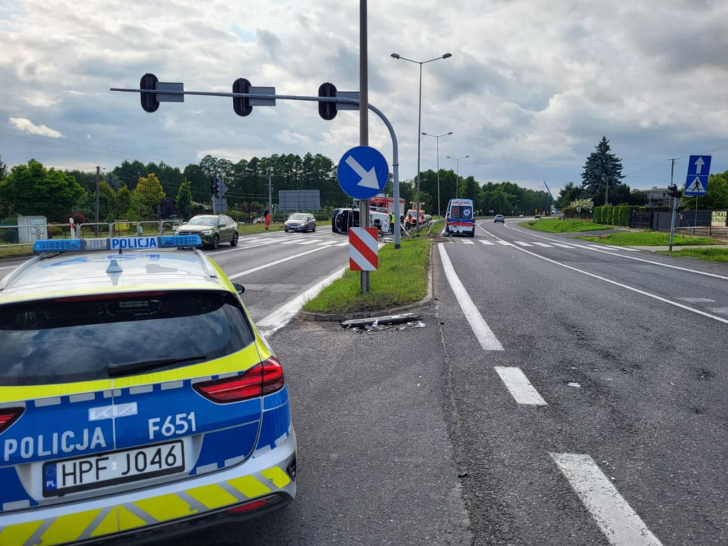 Tuszyn. Wypadek karetki. Uderzyła w nią 35-latka z dzieckiem [ZDJĘCIA]