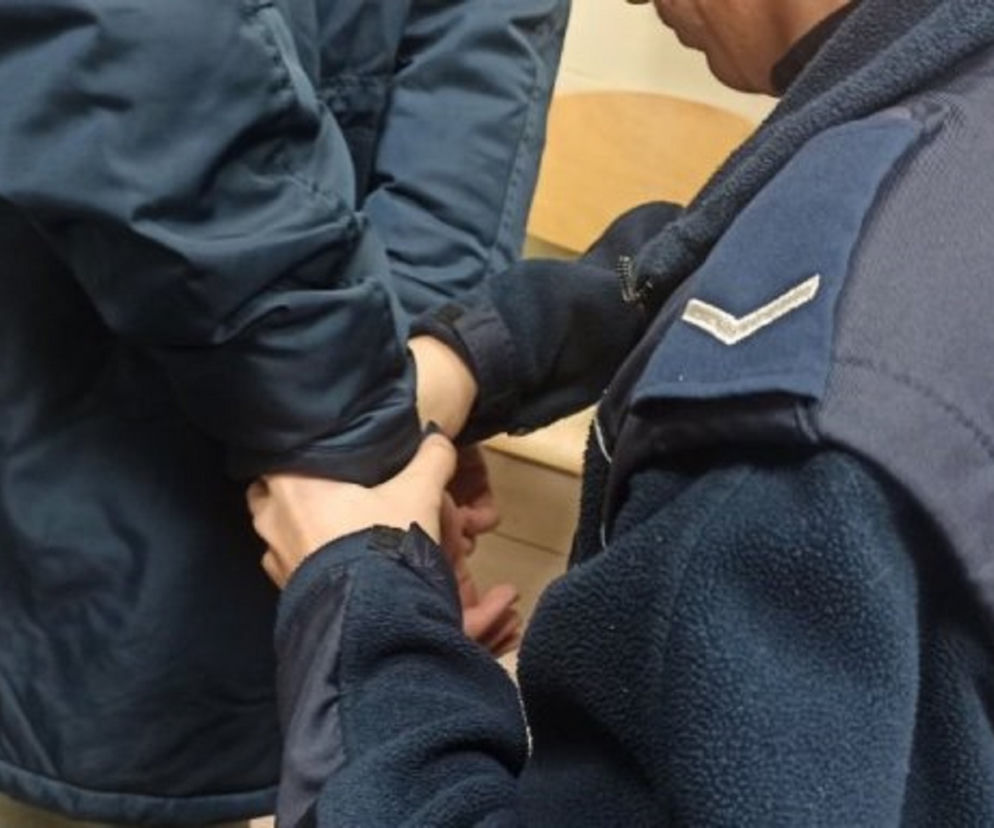 Chrzanów. 24-latek uderzył policjanta! Rozjuszył go chwyt obezwładniający