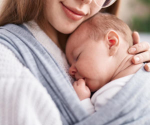Niemowlę sapie i chrząka przez nos. Nie zawsze oznacza to katar