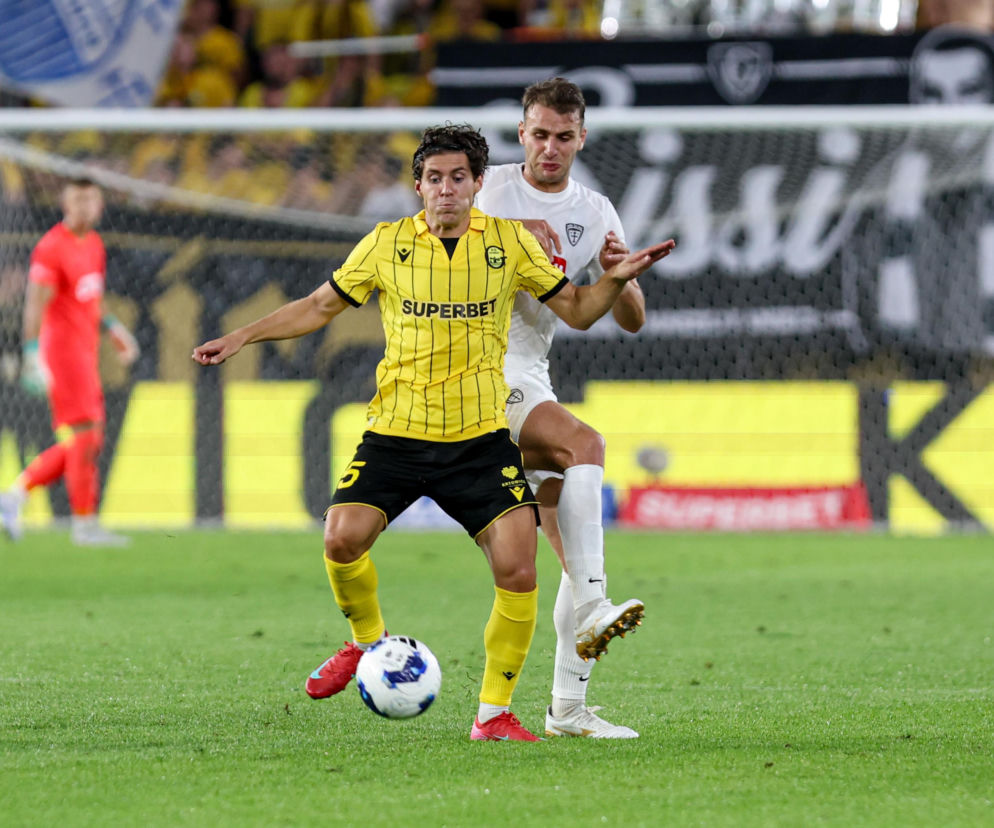 Borja Galan w walce o piłkę z rywalem z Hapoelu Tel Awiw. O meczu GKS Katowice przeczytasz na SE Supersport.