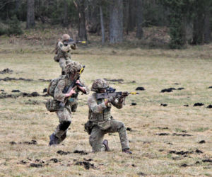 Brytyjscy żołnierze, ćwiczenia na poligonie