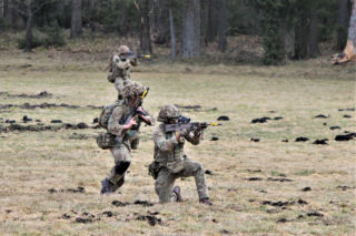 Brytyjscy żołnierze, ćwiczenia na poligonie