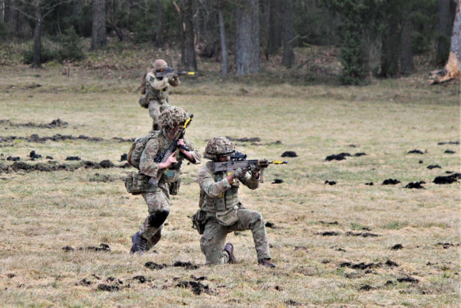 Brytyjscy żołnierze, ćwiczenia na poligonie