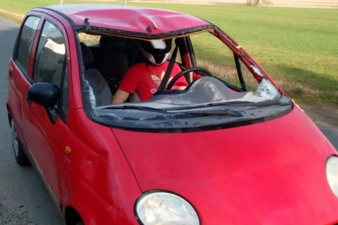 Wielkopolskie: Bez przedniej szyby w aucie, ale kierowca w kasku. Policja zszokowana!