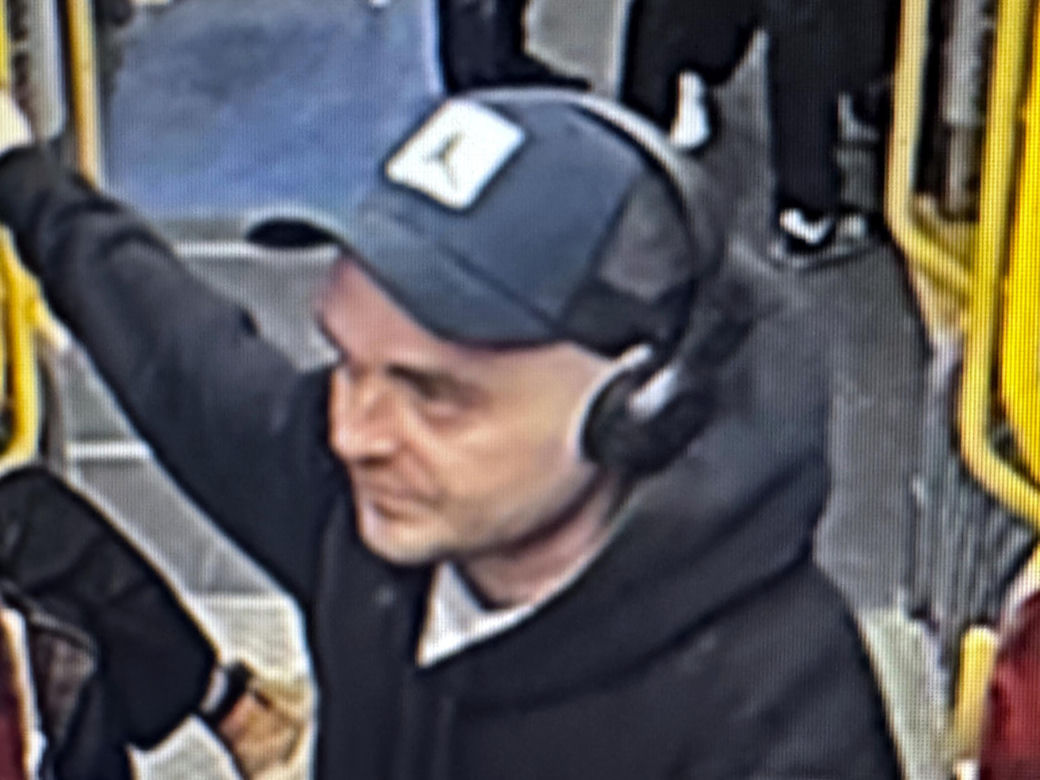Znokautował pasażera w tramwaju i spokojnie usiadł obok. Policja szuka tego mężczyzny