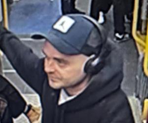 Znokautował pasażera w tramwaju i spokojnie usiadł obok. Policja szuka tego mężczyzny