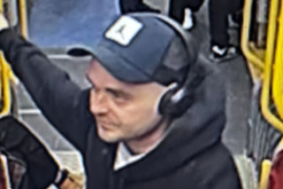 Znokautował pasażera w tramwaju i spokojnie usiadł obok. Policja szuka tego mężczyzny
