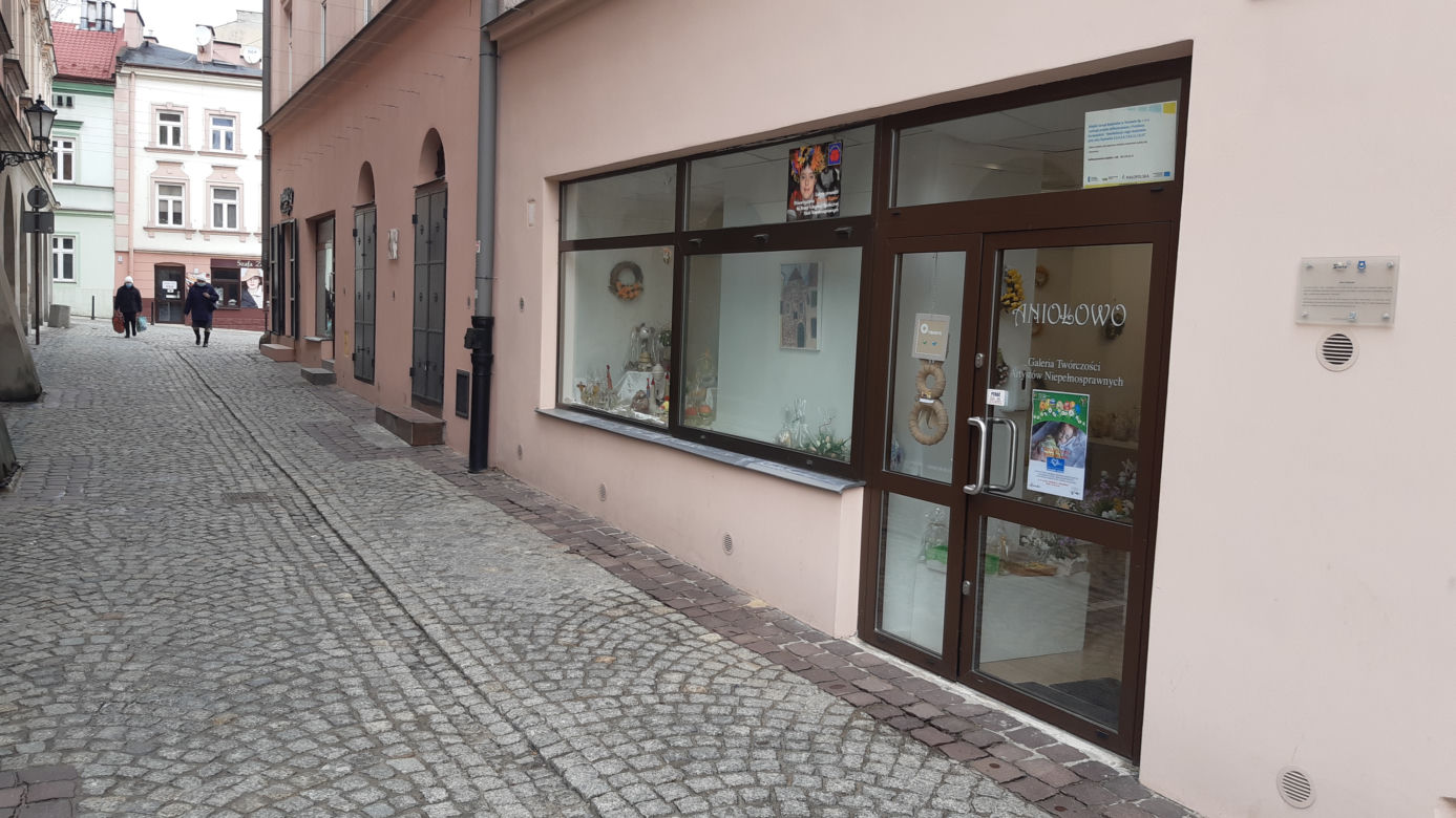 Wielkanocna sprzedaż ozdób świątecznych