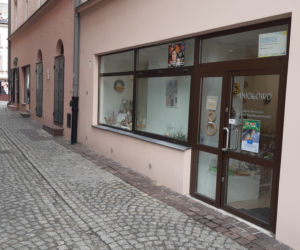 Wielkanocna sprzedaż ozdób świątecznych