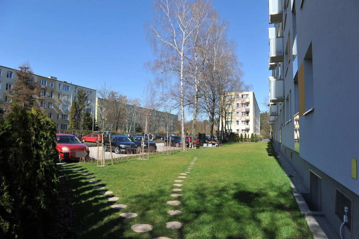 Wojna o parking w Wawrze jak u Barei. Mieszkańcy poszli do sądu
