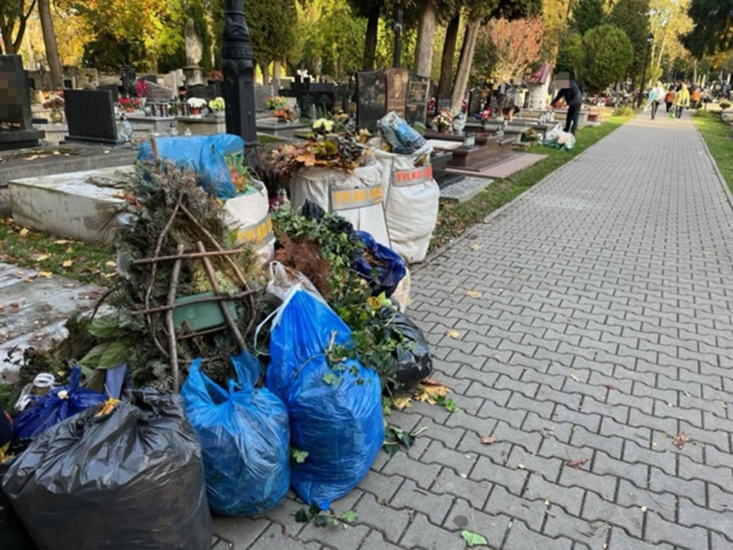 Piękna pogoda zachęcała do cmentarnych porządków