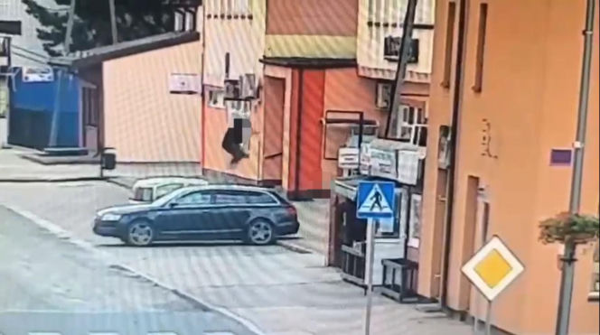 Jak dzikusy skakali po zaparkowanych autach! Wszystko nagrały kamery. Wstyd!