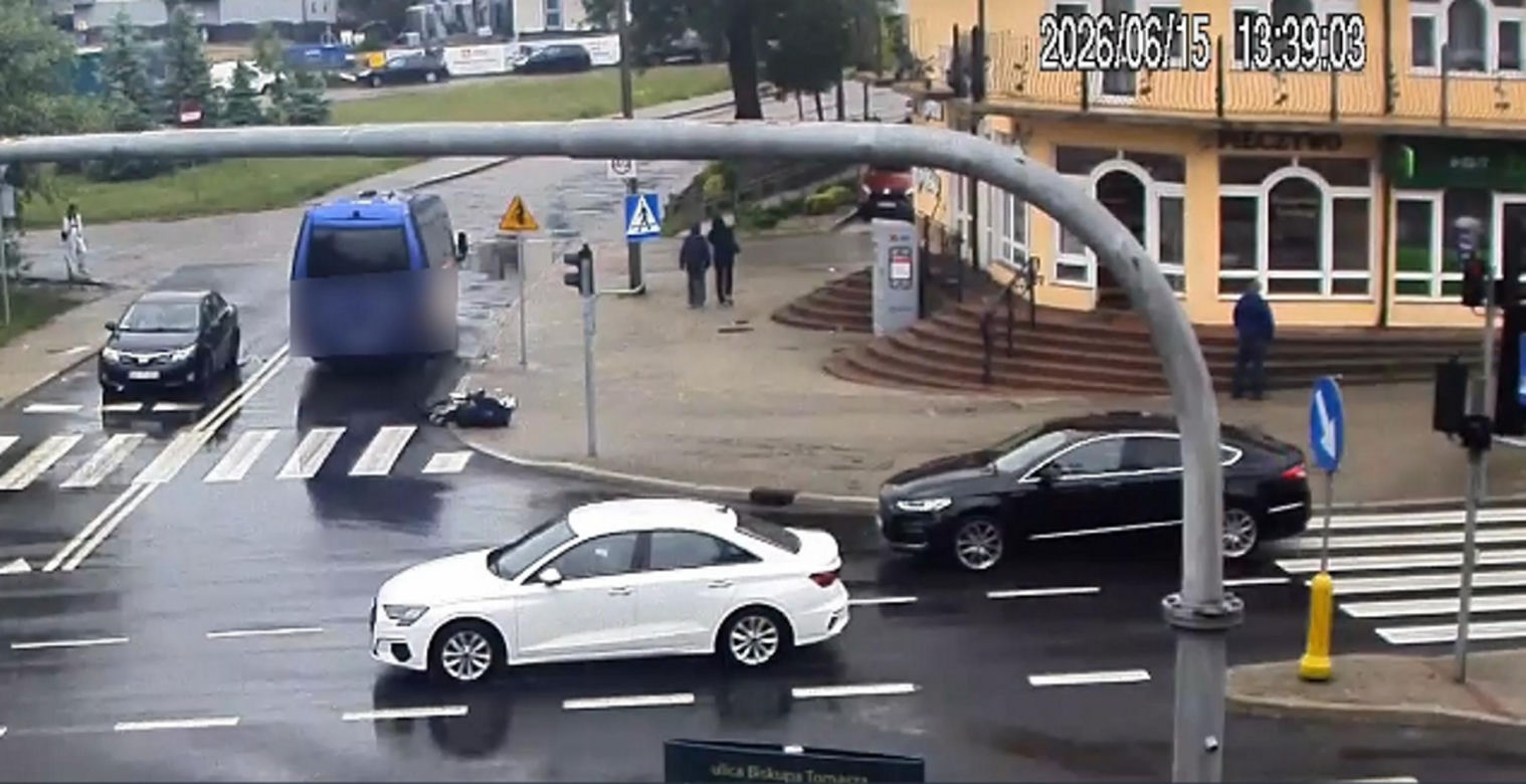 Nastolatek huknął hulajnogą w busa