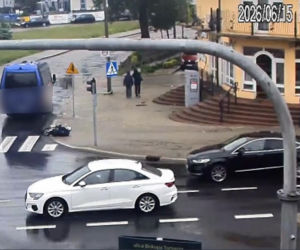 Nastolatek huknął hulajnogą w busa