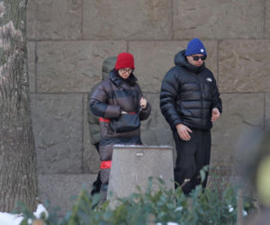 Tomasz Karolak  i Viola Kołakowska na spacerze