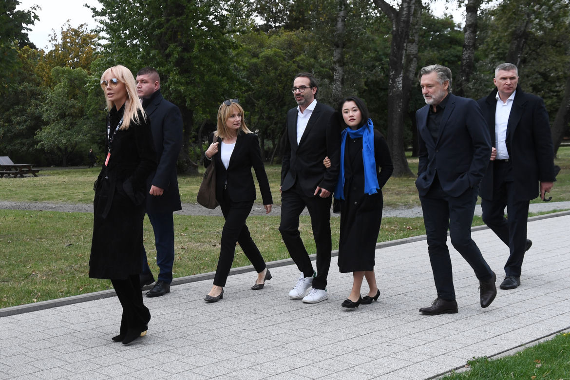 Agnieszka Woźniak-Starak ze znajomymi idzie na premierę filmu "Ukryta gra"