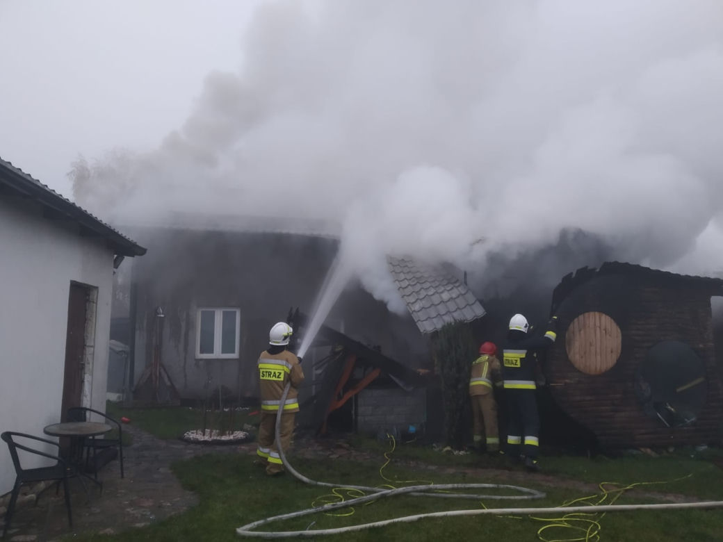  Pożar domu w powiecie nakielskim! Na miejscu aż 11 zastępów straży pożarnej [ZDJĘCIA]