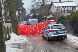 Wyszedł posypać oblodzony chodnik, już nie wrócił. Nieszczęśliwy upadek przed domem