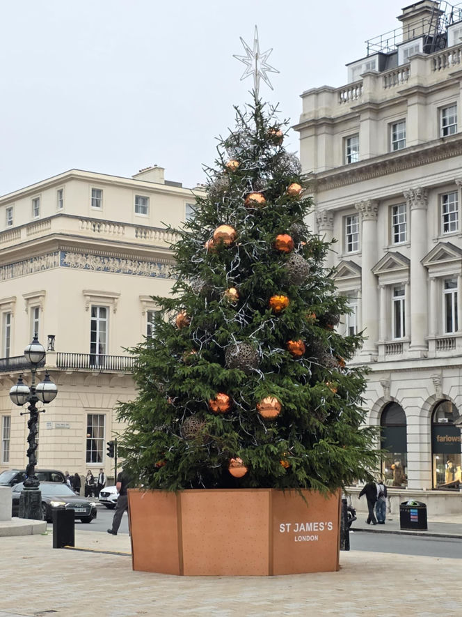 Jest rozmach! - tak polscy turyści oceniają świąteczny jarmark w Londynie. Kramy stoją też przy słynnym London Eye – z widokiem na Big Bena. Zobaczcie nasze zdjęcia!