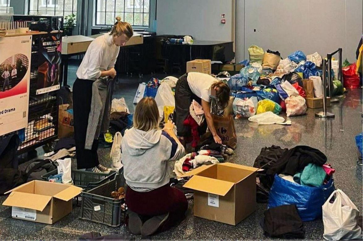 Maja Ostaszewska wiezie dary uchodźcom