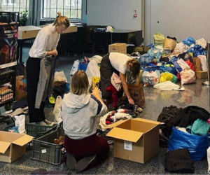 Maja Ostaszewska wiezie dary uchodźcom