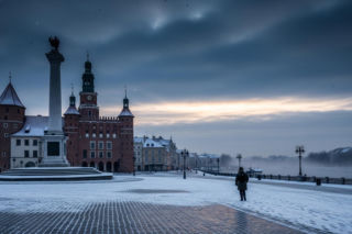 Zimowy Toruń w objęciach chłodu. Czy słabe opady śniegu zwiastują zmianę?