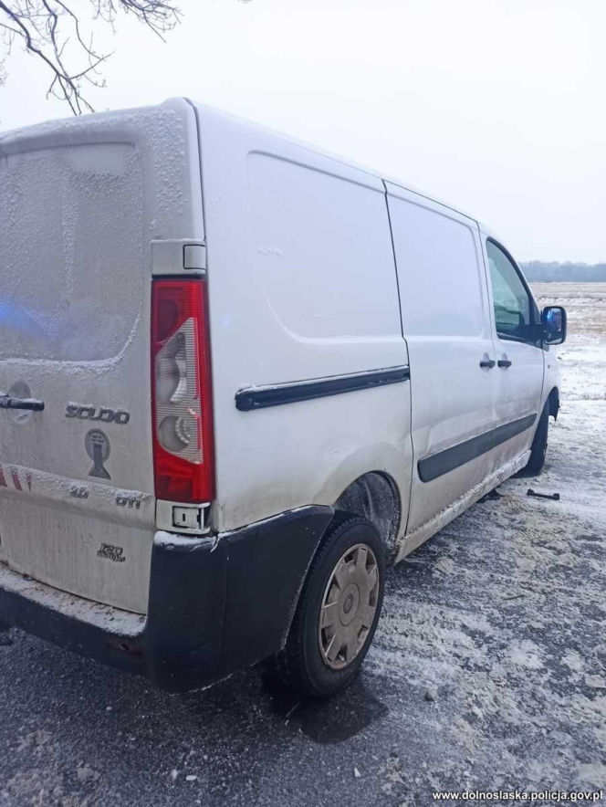 Roztrzaskał dostawczaka na drzewie. Gdy policjanci zajrzeli do bagażnika, zamarli