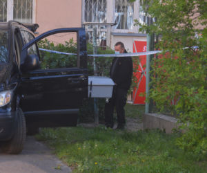 Wypadł z narkotykami z ostatniego piętra