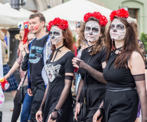 Korowód juwenaliowy na krakowski Rynek: Studenci świętują! [ZDJĘCIA]